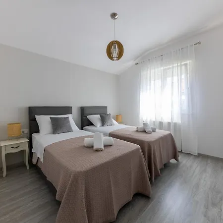 Sisters - Free Parking Apartment Trogir