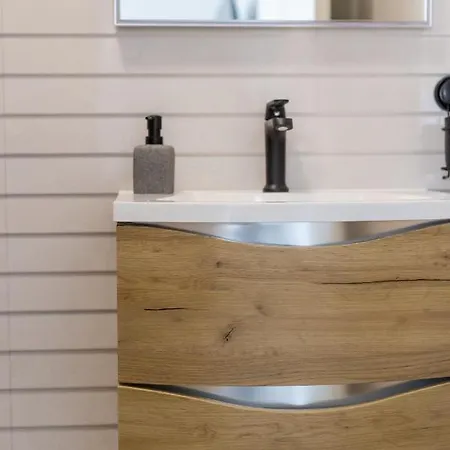 Sisters - Free Parking Trogir