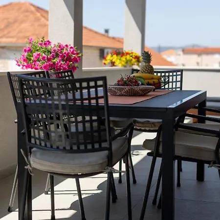 Sisters - Free Parking Apartment Trogir
