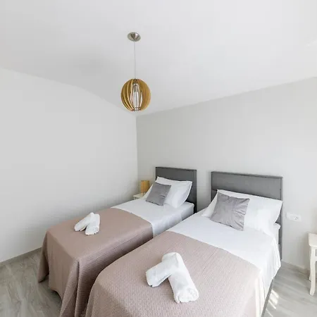 Sisters - Free Parking *