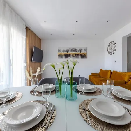 Sisters - Free Parking Apartment Trogir
