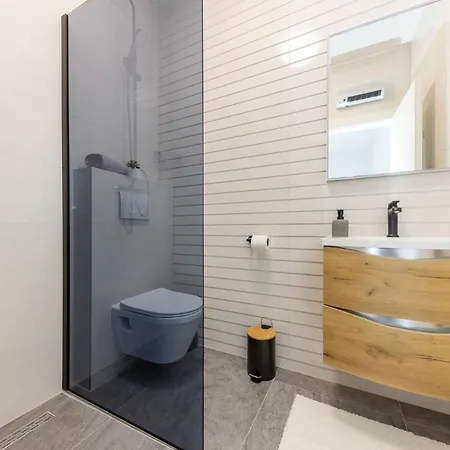 Sisters - Free Parking Trogir