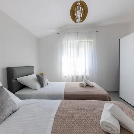 Sisters - Free Parking Apartment Trogir