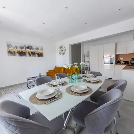Sisters - Free Parking Apartment Trogir