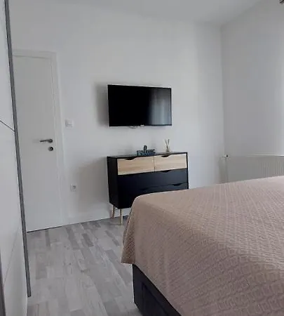 Sisters - Free Parking Trogir