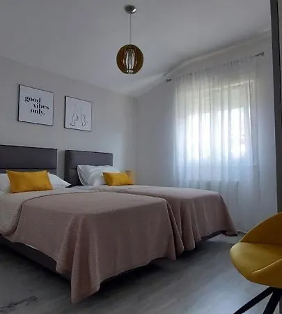 Sisters - Free Parking Apartment Trogir