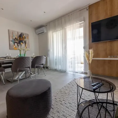 Sisters - Free Parking