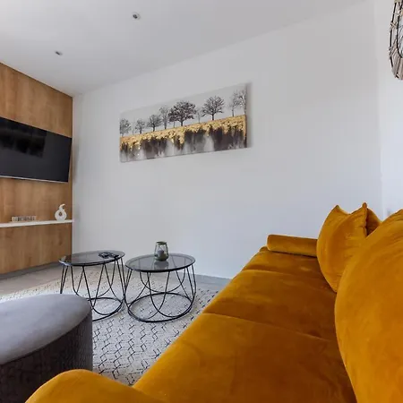 Sisters - Free Parking Trogir