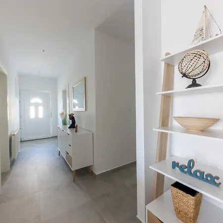 Sisters - Free Parking Trogir