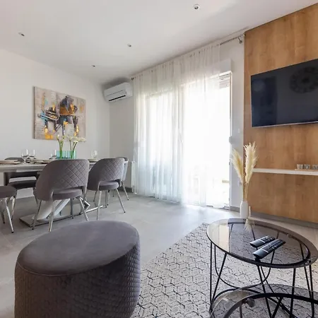 Sisters - Free Parking Trogir