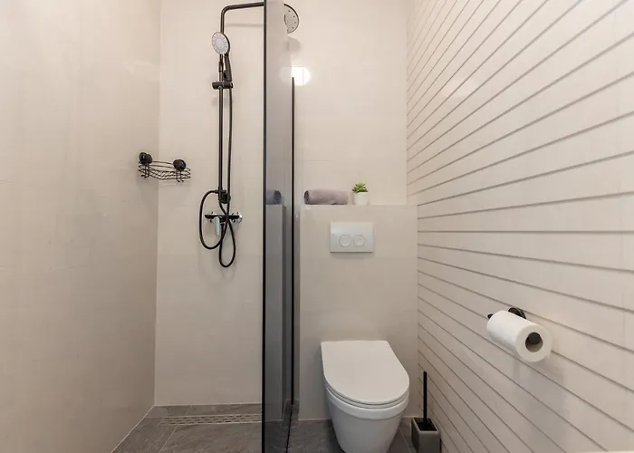 Sisters - Free Parking * تروغير