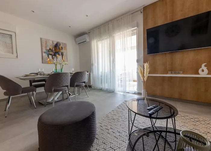 Sisters - Free Parking