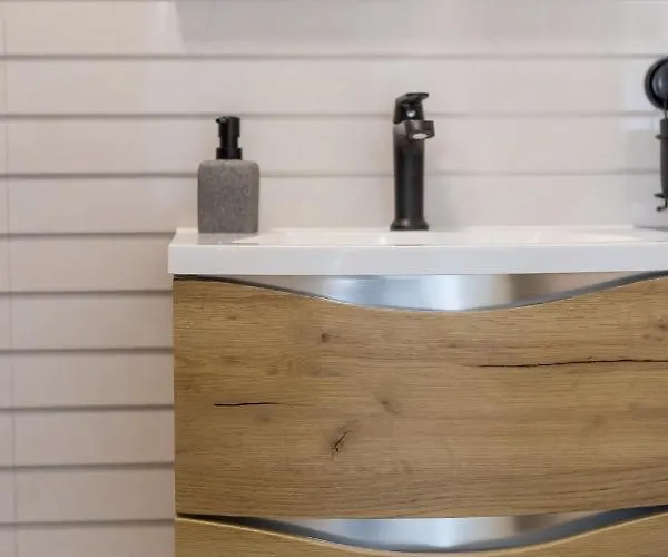 Sisters - Free Parking تروغير