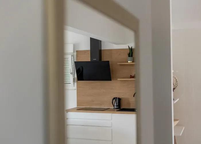 Sisters - Free Parking *