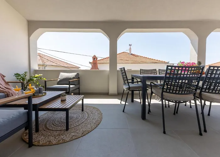 Sisters - Free Parking * تروغير