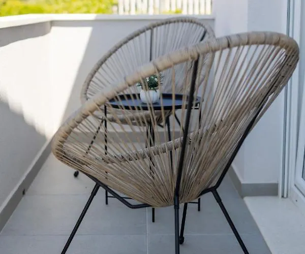 Sisters - Free Parking تروغير