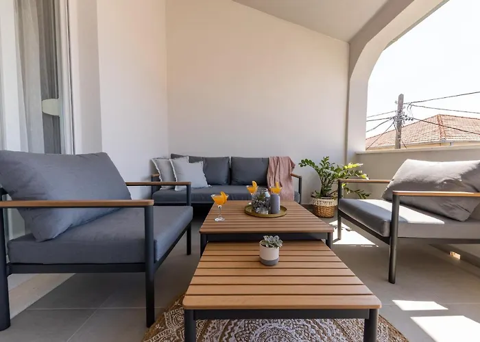 Sisters - Free Parking