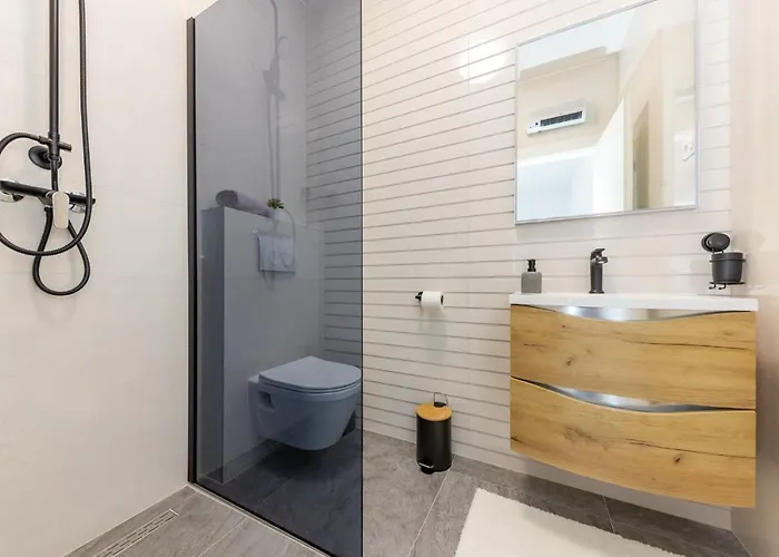 Sisters - Free Parking تروغير