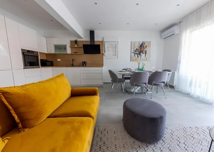 Sisters - Free Parking