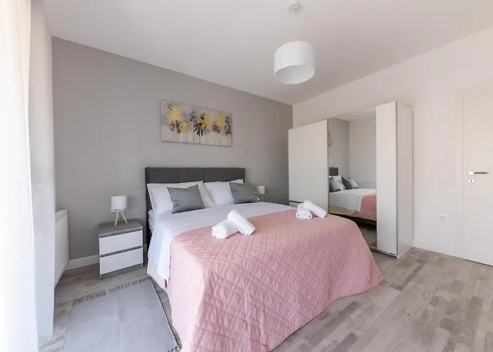 Sisters - Free Parking