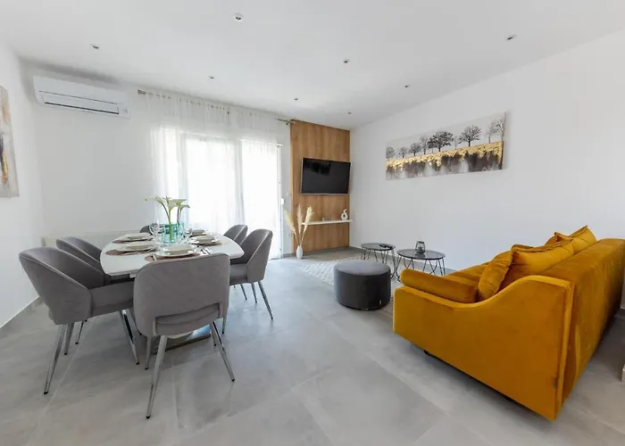 Sisters - Free Parking *