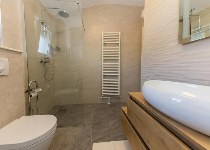 Sisters - Free Parking