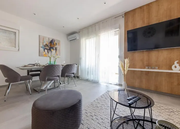 Sisters - Free Parking تروغير