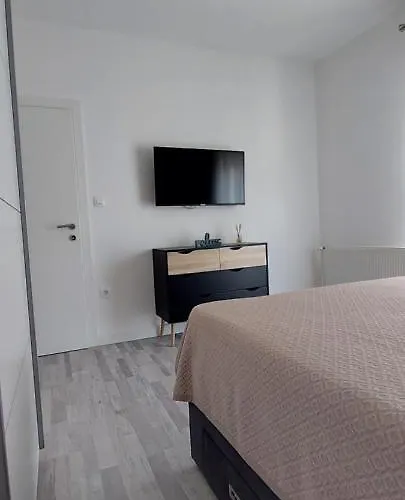 Sisters - Free Parking تروغير