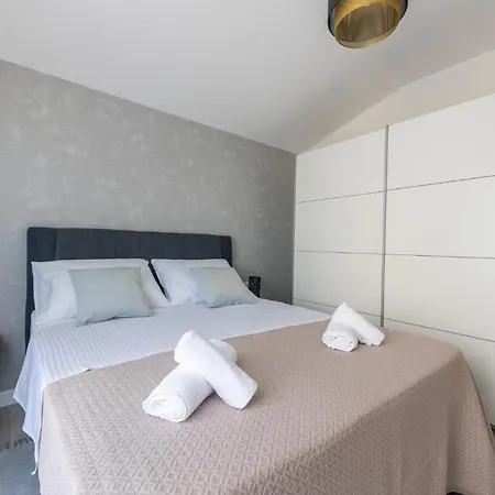 Daire Sisters - Free Parking Trogir